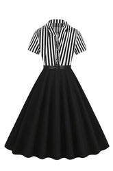 A Linie Schwarzes gestreiftes Kleid aus den 1950er Jahren mit kurzen Ärmeln